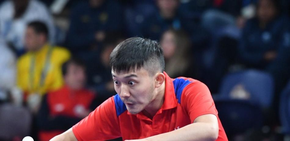 Jiaji Wu aparece en acción en su partido de cuartos de final contra Brian Afanador en los Juegos Panamericanos.