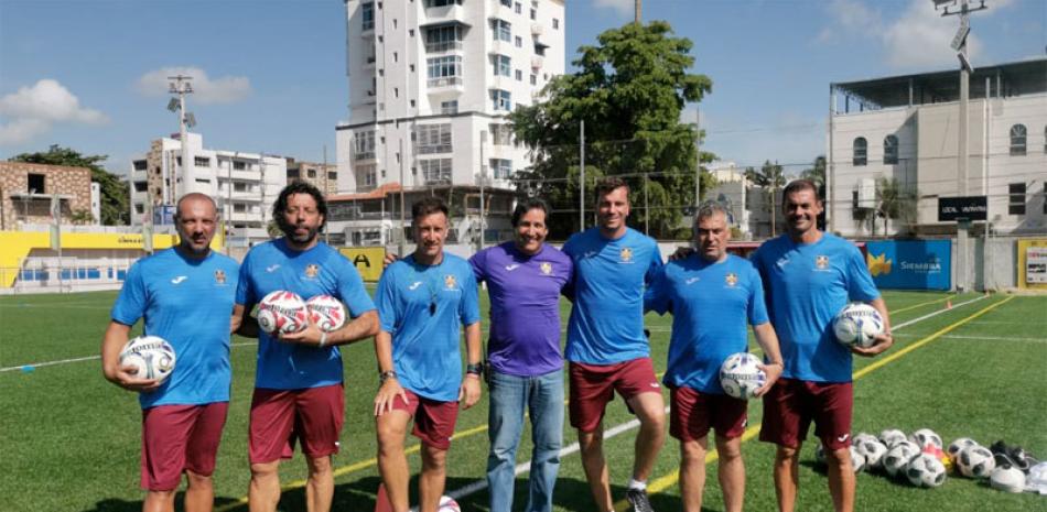 El presidente del club Santa Fe, Alexis Pion (centro), con los ex jugadores de Primera División española, quienes ofrecen clínicas en el Club Santa Fe. FE
