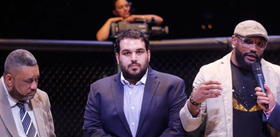 La estrella de la UFC, el cubano Yoel Romero saluda al público en un homenaje que se le rindió en la velada, le acompaña el promotor Rodolfo Dauhajre y el Comisionado Nacional de las Artes Marciales Mixtas, Yoel Adames.