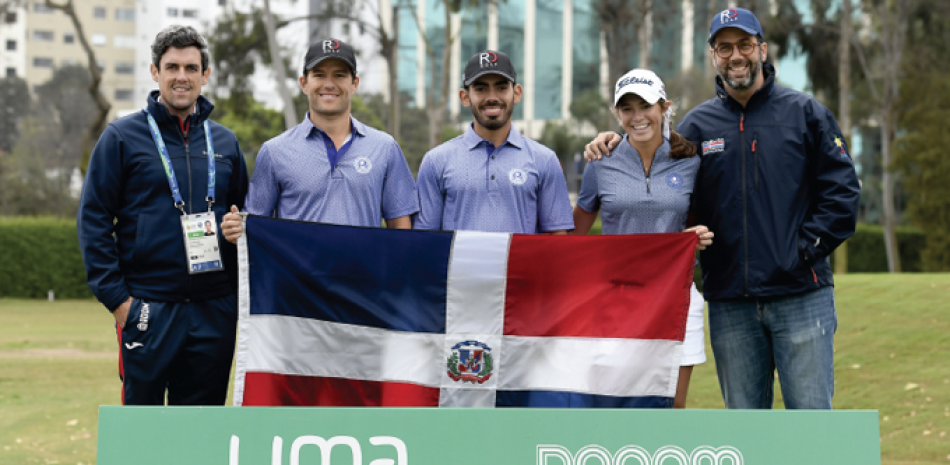 Manuel Antuña, Willy Pumarol, Juan José Guerra, Rachel Kuehn-Corrie y Manuel Luna posan con la bandera en el Lima Golf Club, sede de las competencias de golf de los Juegos Panamericanos 2019.