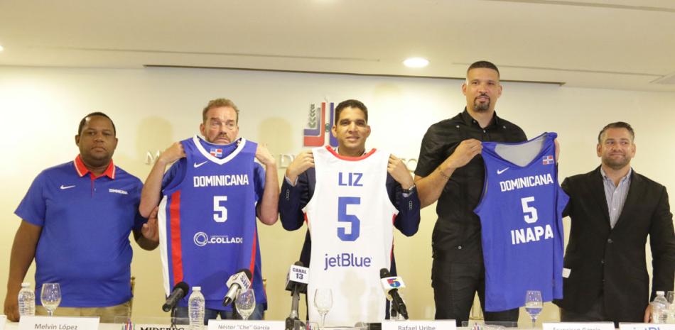 Melvin López, Néstor García, Rafael Uribe, Francisco García y Eduardo Najri muestran los uniformes. /FE