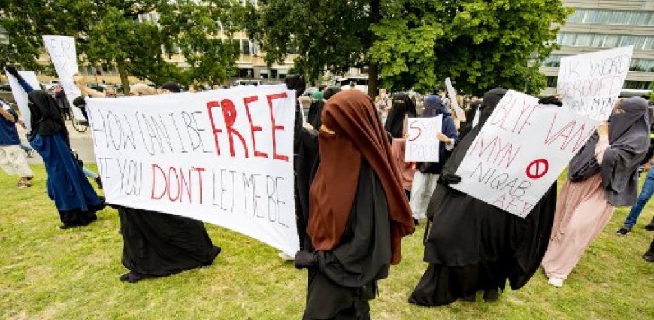 AFP, Mujeres protestando en La Haya,Nederland.