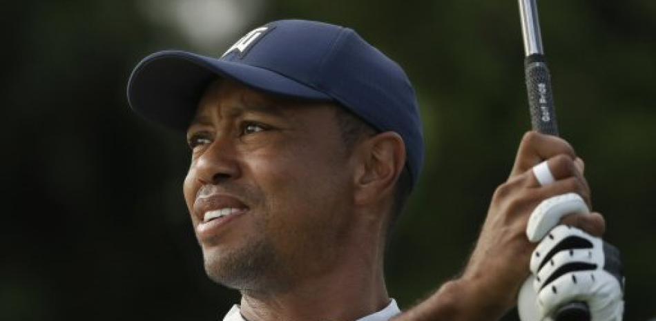 Tiger Woods tiene una distension muscular en el abdomen
