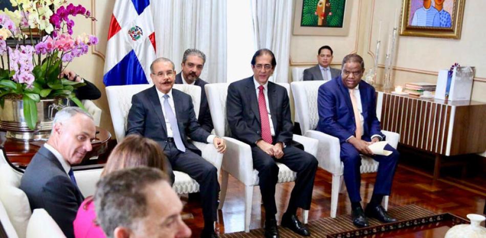 El presidente Danilo Medina encabeza la reunión de ayer en Palacio Nacional en la cual se habló sobre la necesidad de procurar educación para los peloteros dominicanos.
