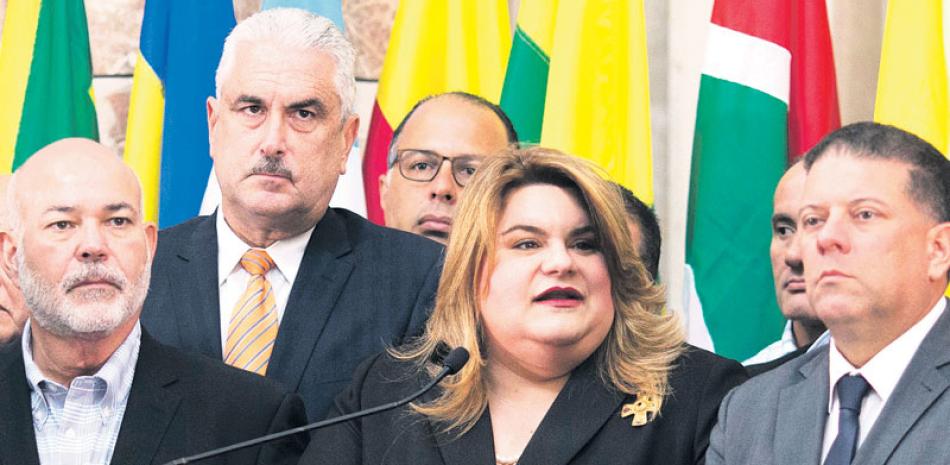 Dirigentes del PNP quieren colocar a Jenniffer González (centro) en el cargo. AP /