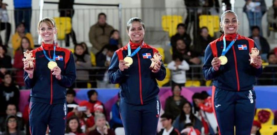 María Dimitrova, Franchel Velásquez y Serena Rodríguez exhibien con orgullo las chapas auríferas que conquistaron anoche en la modalidad kata. .