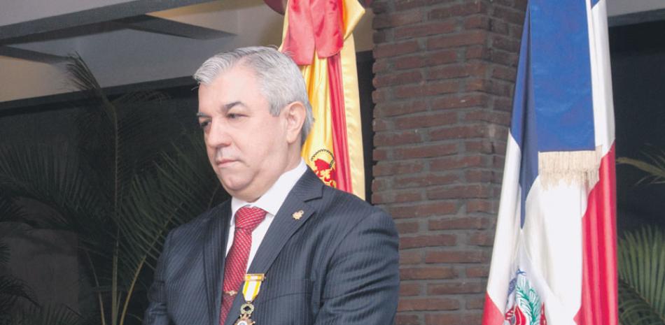 Carlos Méndez Núñez recibió el reconocimiento de manos del cónsul general de España en República Dominicana, Alfonso Barnuevo Sebastián.