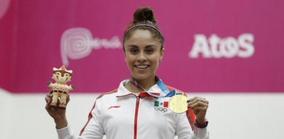 Paola Longoria exhibe el más reciente oro que conquistó en raquetbol