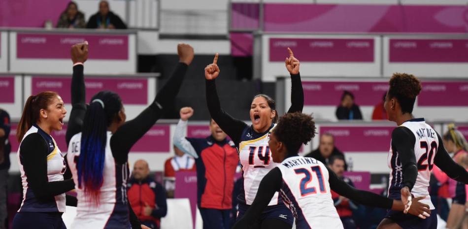 varias jugadoras festejan en el centro de la cancha el triundo de las Reinas del Caribe