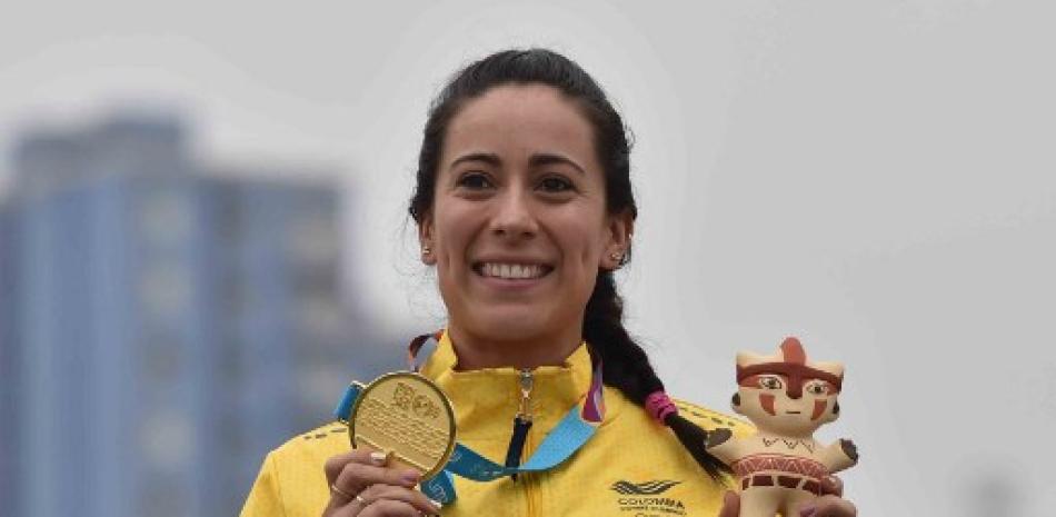 La colombiana Mariana Pajón celebra después de recibir la medalla de oro en el podio de la final femenina de la carrera de BMX durante los Juegos Panamericanos de Lima. Cris Bouroncle/AFP.