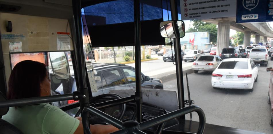 Una de las conductoras de la OMSA responsables de transportar usuarios de la ruta Feria-Vila Mella. JORGE CRUZ/LD