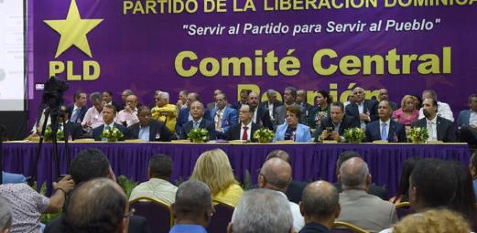 La reunión del Comité Central del PLD el pasado sábado fue encabezada por la Comisión Nacional Electoral y estuvieron presentes el presidente Danilo Medina y el expresidente Leonel Fernández.