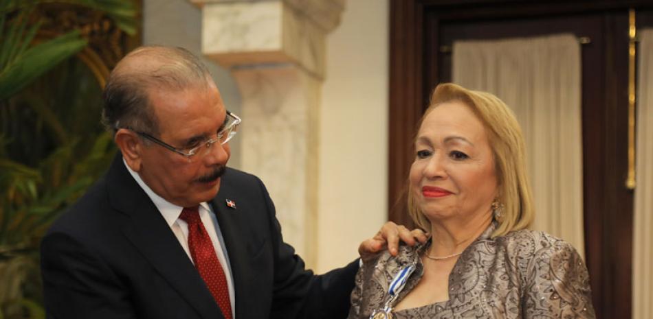Danilo Medina condecoró a Luisa Fernández.
