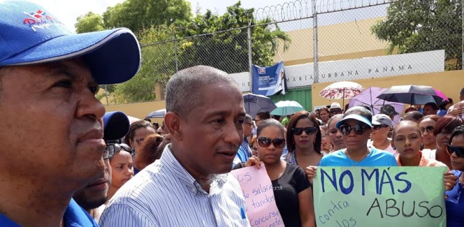 Maestros manifestantes frente a la escuela República de Panamá. Fto: José Alberto Maldonado/ Listín Diario.