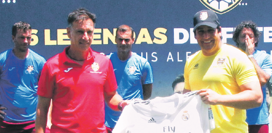 Alfonso Pérez Muñoz hizo entrega de una camiseta Real Madrid al presidente del Santa Fe, Alexis Pion.