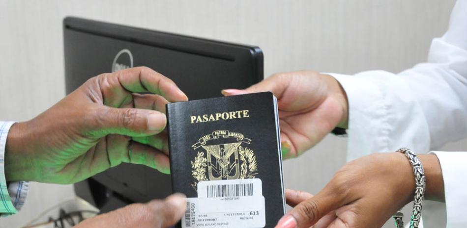 Muestra de pasaporte dominicano.