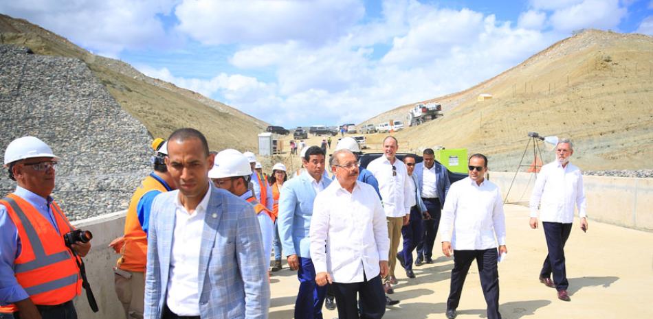 El presidente Danilo Medina deja en funcionamiento túneles de la presa Monte Grande.