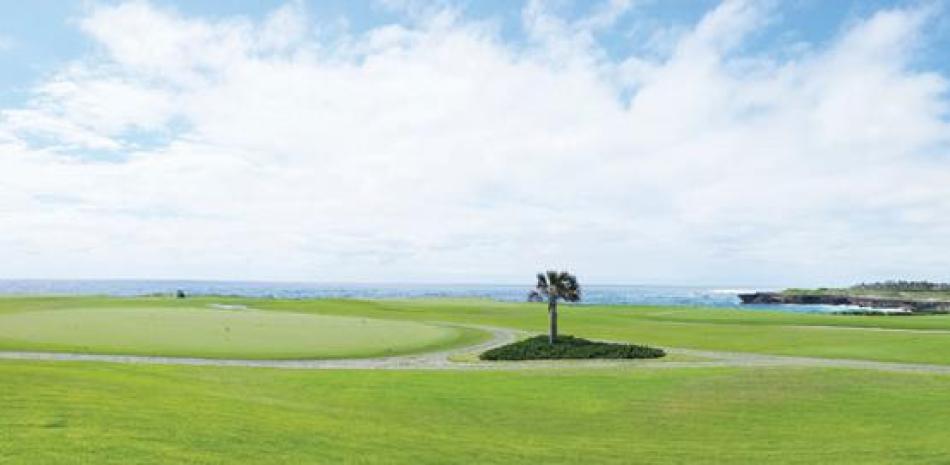 Vista del putting green y del hoyo 18 del Corales Golf Course, sede de la séptima edición del Torneo BM Cargo que inicia mañana y culmina el sábado.