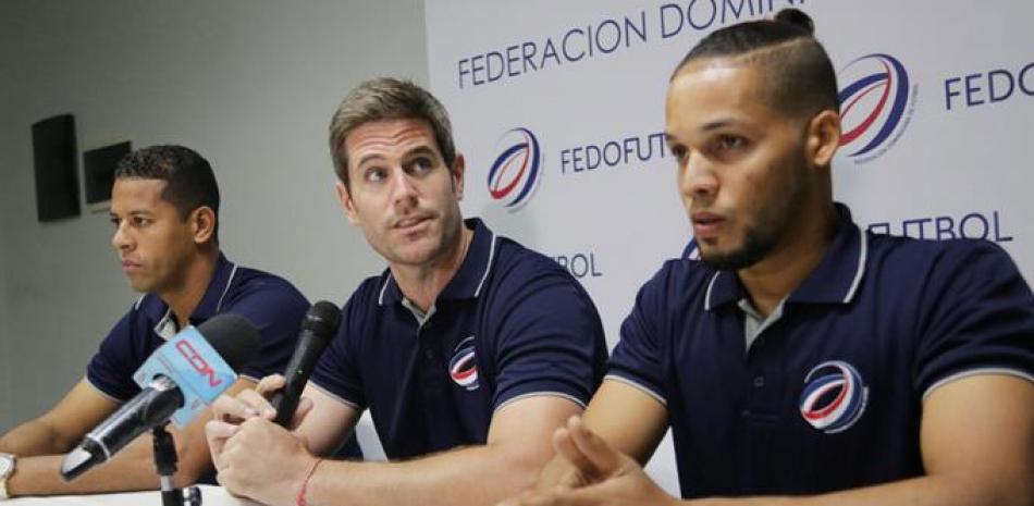 David González responde preguntas en compañía de Rafael Flores y Miguel Lloyd.