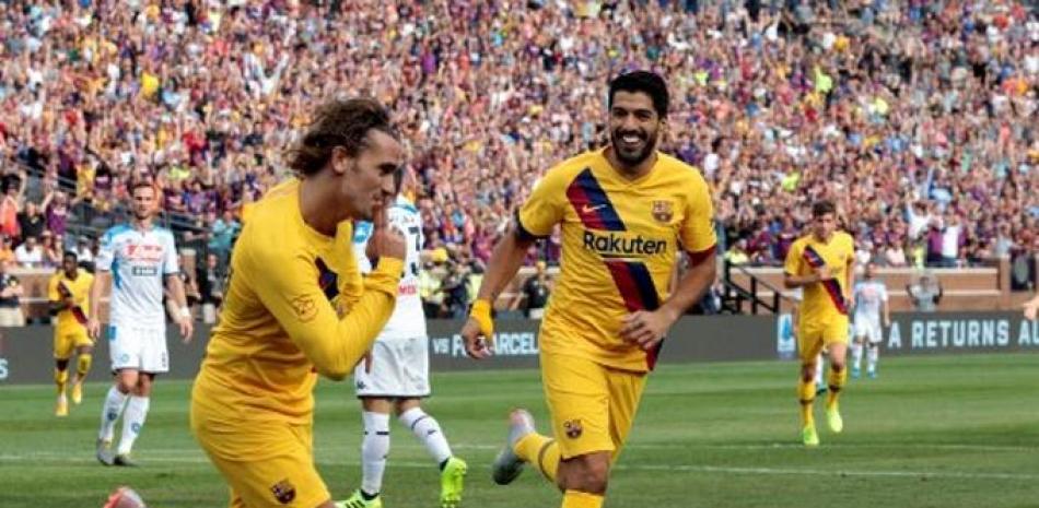 Luis Suárez (derecha) celebra su gol con Antoine Griezmann durante el partido entre el FC Barcelona y el Napoli. Jeff Kowalsky/AFP.