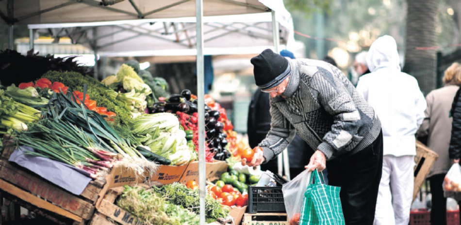 Un anciano compra en un mercado de frutas y verduras, ayer en Buenos Aires. EFE