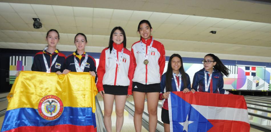 Jugadoras de Perú, Colombia y Puerto Rico, con sus medallas que ganaron en dobles femenino, en sub 16.