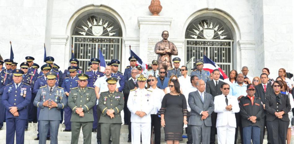 Altos mandos militares y policiales y autoridades civiles durante la conmemoración de la Restauración. /LD