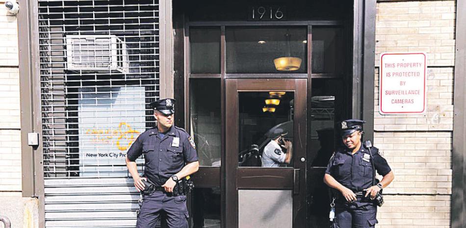 Agentes frente a Cayuga Centers en Nueva York. AP