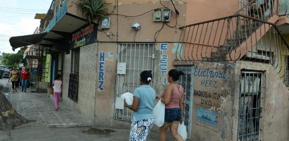 Moradores de Los Molinos de Villa Duarte siguen impactados por el hecho. Foto José Maldonado