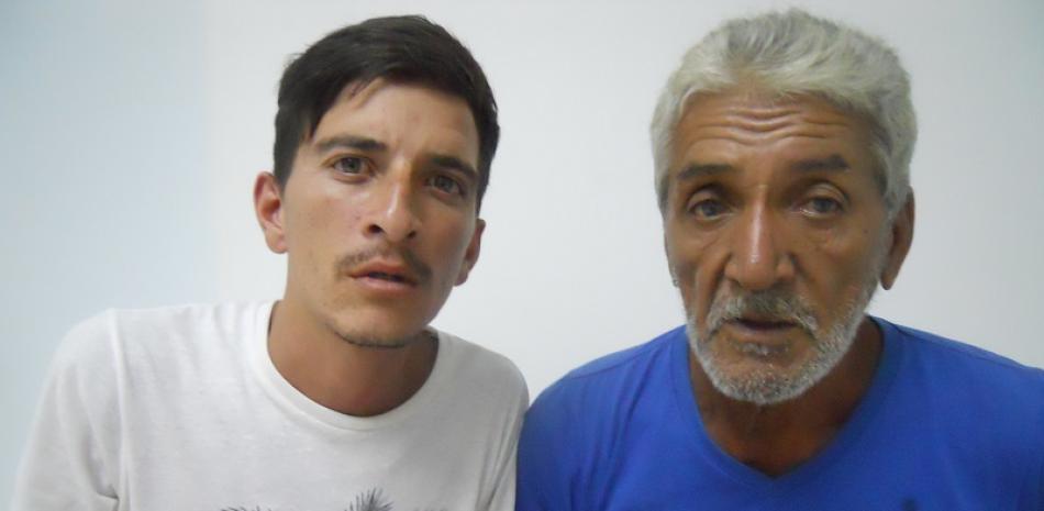 Dos de los cuatro venezolanos rescatados por la Armada Dominicana en altamar. Foto: Odalís Báez/LD