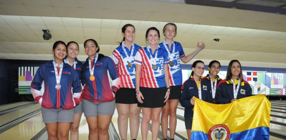 Las ganadoras de los primeros lugares en tríos femenino en el Sebelén Bowling Center. FE