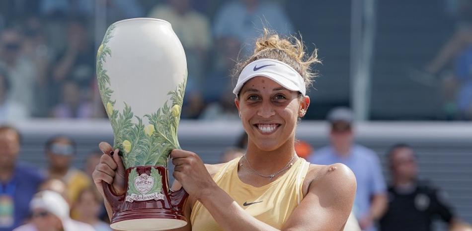 Madison Keys sostiene el trofeo que la acredita como ganadora del torneo de Cincinnati.