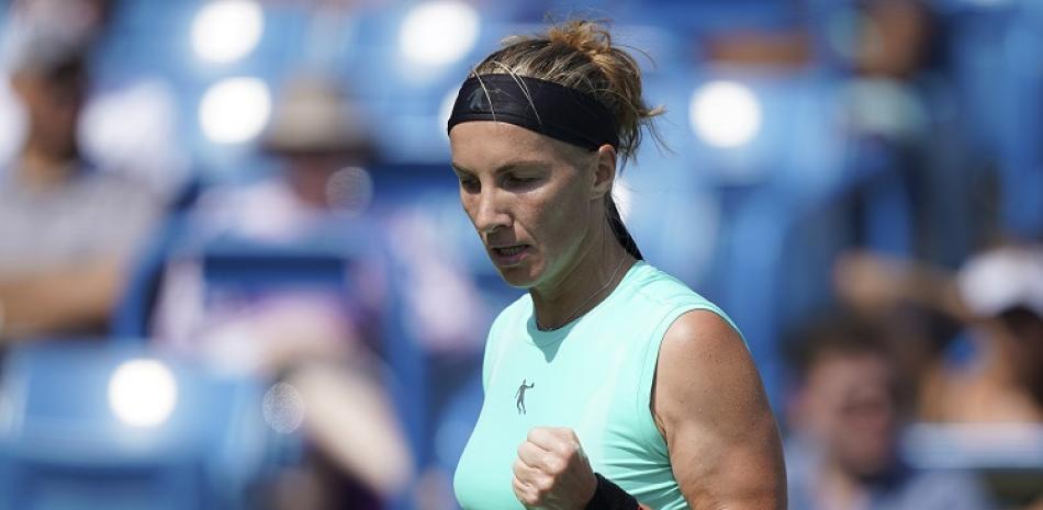 Svetlana Kuznetsova reacciona luego de lograr un punto en el partido ante Ashleigh Barty en el torneo de Cincinnati.
