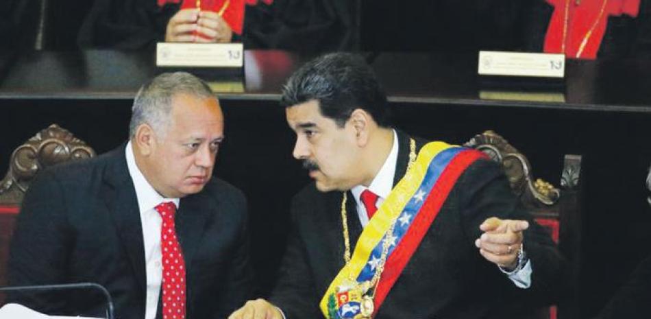 El presidente Nicolás Maduro, derecha, conversa con Diosdado Cabello. AP