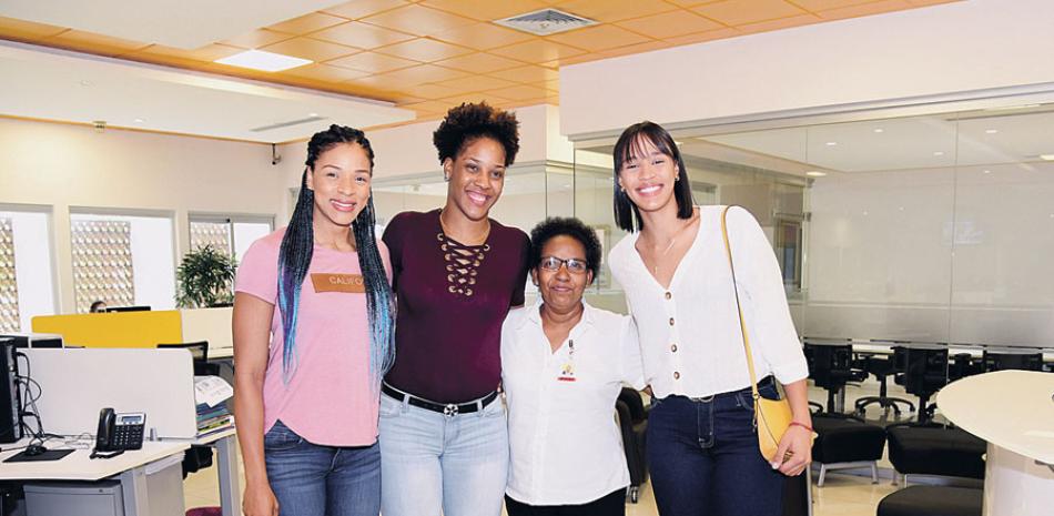 Gina Mambrú, Yonkaira Peña y Gaila González junto a la recepcionista de la redacción, Elsa Rodríguez. VÍCTOR RAMÍREZ/ LISTÍN DIARIO