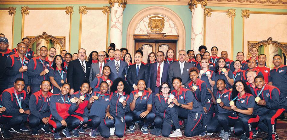 El presidente Danilo Medina junto a los atletas medallistas de los XVIII Juegos Panamericanos, acompañado de funcionarios y dirigentes. JOSÉ ALBERTO MALDONADO/LISTÍN DIARIO