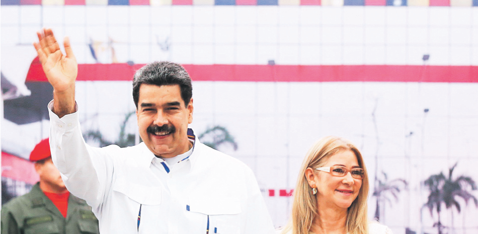 El presidente de Venezuela, Nicolás Maduro, acompañado de la primera dama, Cilia Flores, mientras participa en un acto de gobierno ayer en La Guaira. EFE