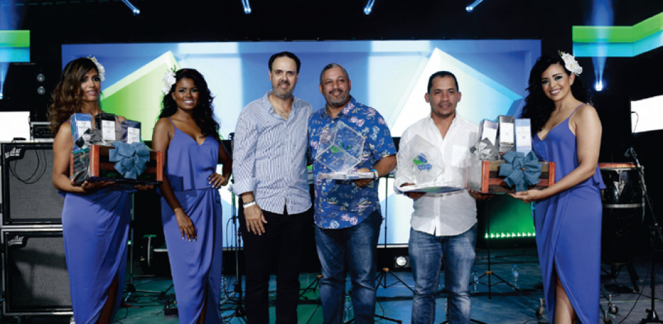 Ramses Atallah junto a las modelos BM Cargo entrega los trofeos y premios a los campeones absolutos del torneo, José Victoriano y Giovanni Pérez.