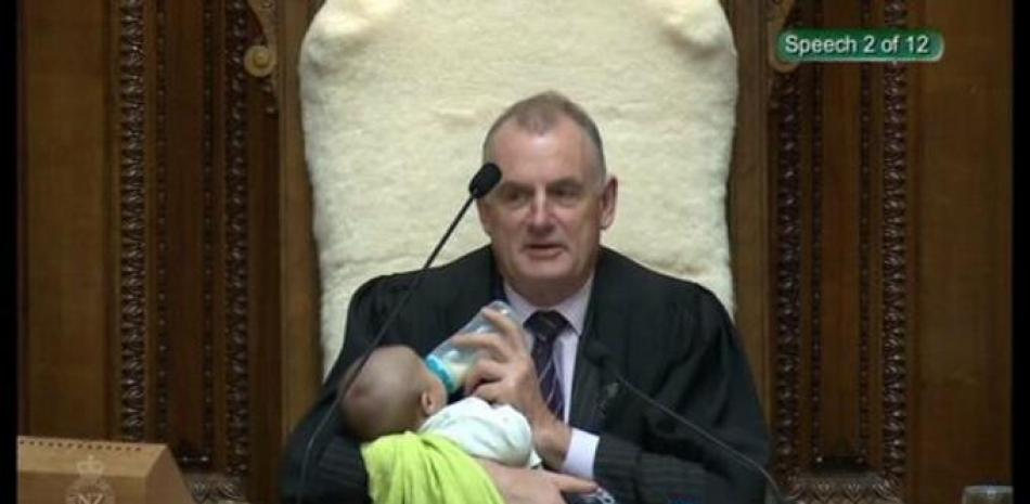 El presidente del Parlamento de Nueva Zelanda, Trevor Mallard, no dudo en acunar en brazos desde su sillón al bebé de un diputado e incluso darle el biberón.
