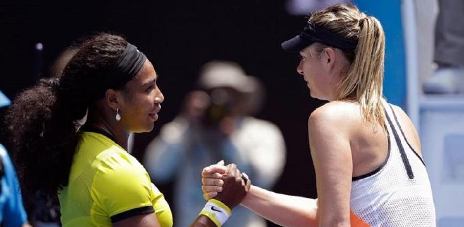María Sharapova felicita a Serena Williiams en un anterior enfrentamiento ganado por ésta.
