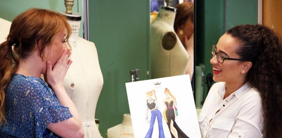 La actriz, cantante y bailarina estadounidense Patti Murin (i), que interpreta el personaje de Anna en la producción musical "Frozen" de Disney, junto a la dominicana Yelayny Placencia (d), mientras revisan bocetos de diseño para el vestuario de Anna. Foto: EFE/ FIT/DISNEY