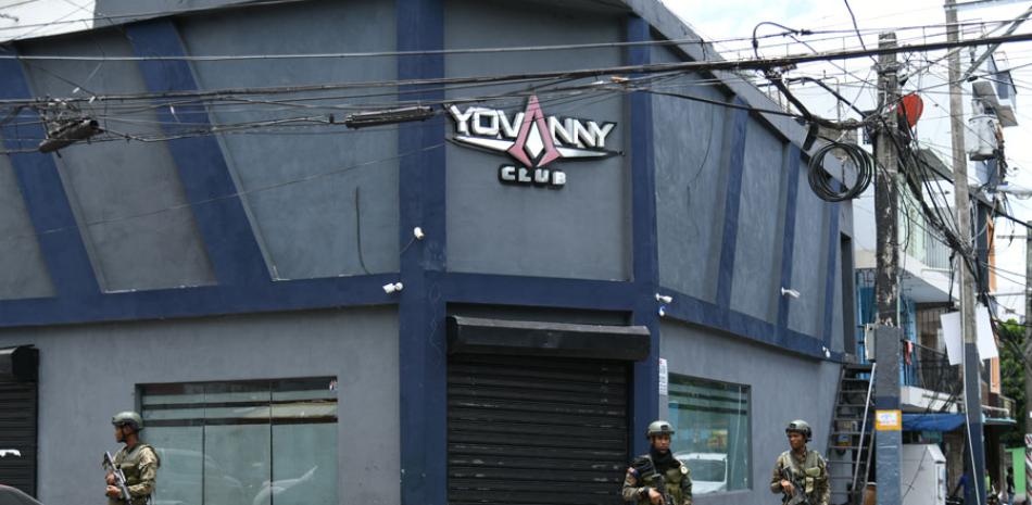 Fuerzas militares custodian varios centros de diversión intervenidos por las autoridades tras los operativos contra la red de “César El Abusador”. RAÚL ASENCIO/LISTIN DIARIO