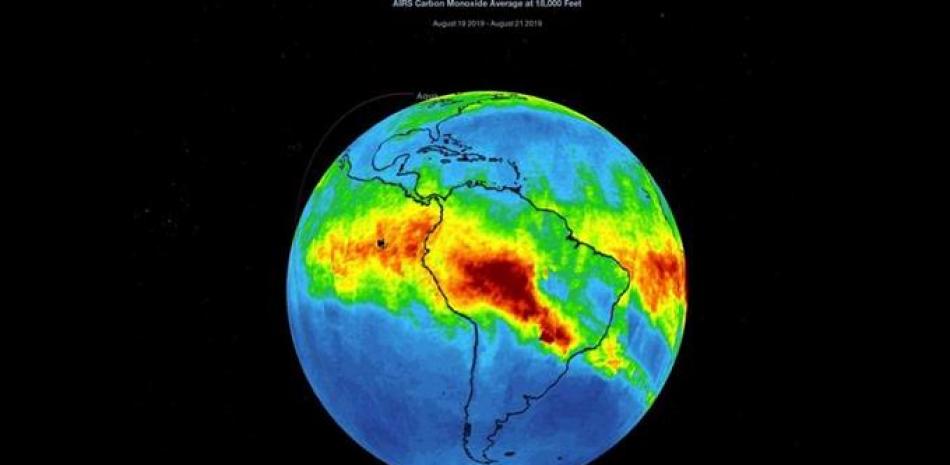 Fotograma de animación cedido por la NASA que muestra el monóxido de carbono asociado con incendios de la región amazónica en Brasil entre el 8 al 22 de agosto de 2019.