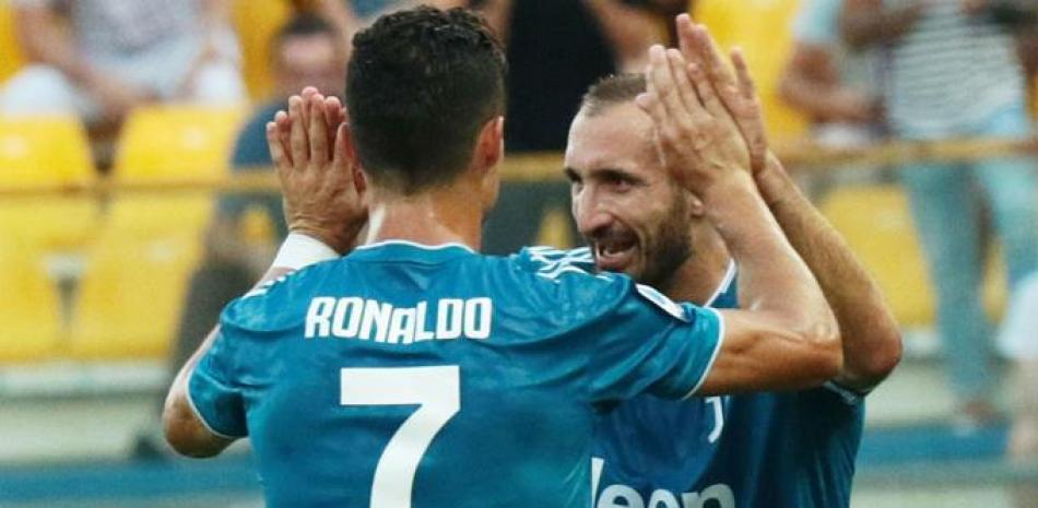 Cristiano Ronaldo felicita a Giorgio Chiellini, qutor del único gol que dio la victoria a la Juventus.