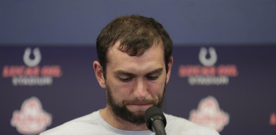 El mariscal de campo de los Colts de Indianápolis, Andrew Luck, habla durante la conferencia de prensa tras el juego de pretemporada de la NFL contra los Bears de Chicago. AP Foto/Michael Conroy.