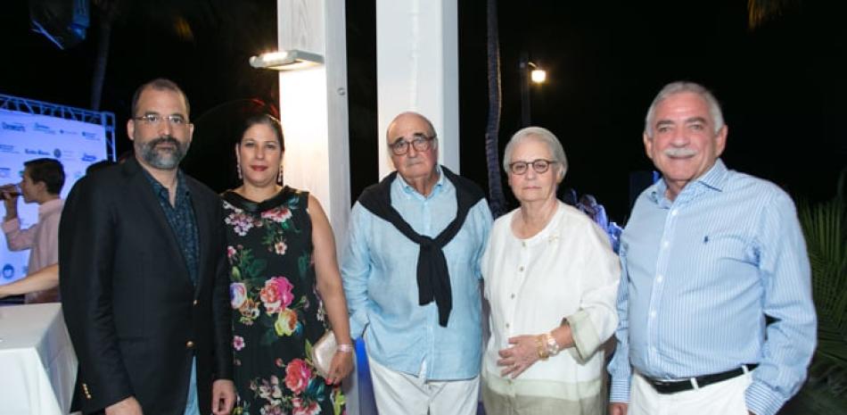 Olivo Rodríguez, Virginia de Rodríguez, Juan José Arteaga, Rosa Bonetti de Santana y Arturo Santana. CORTESÍA DE CASA DE CAMPO.