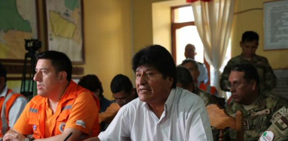 El presidente de Bolivia, Evo Morales (c), junto al ministro de Defensa de Bolivia, Javier Zavaleta (i), este martes en la localidad de Roboré (Bolivia). Morales anunció que ha decidido hacer una "pausa ecológica" en las áreas afectadas por los incendios en la Chiquitania boliviana, en el este del país. EFE/Martin Alipaz