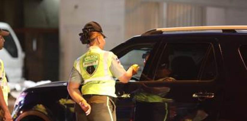 Agente de la Digesett realiza prueba de alcoholemia a un conductor. / Foto cortesía Intrant