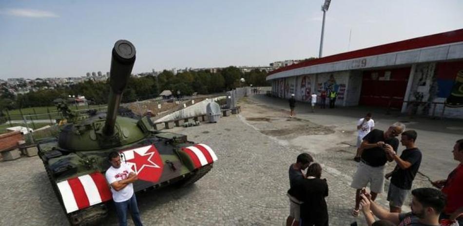 La iniciativa de llevar el emblemático tanque de guerra para apoyar al onceno Red Star no ha pasado inadvertida.