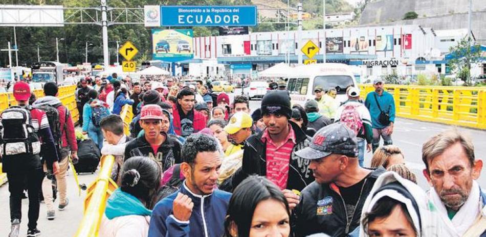 Ciudadanos venezolanos hacen fila para ingresar al puesto de migración de Ecuador el fin de semana pasado.